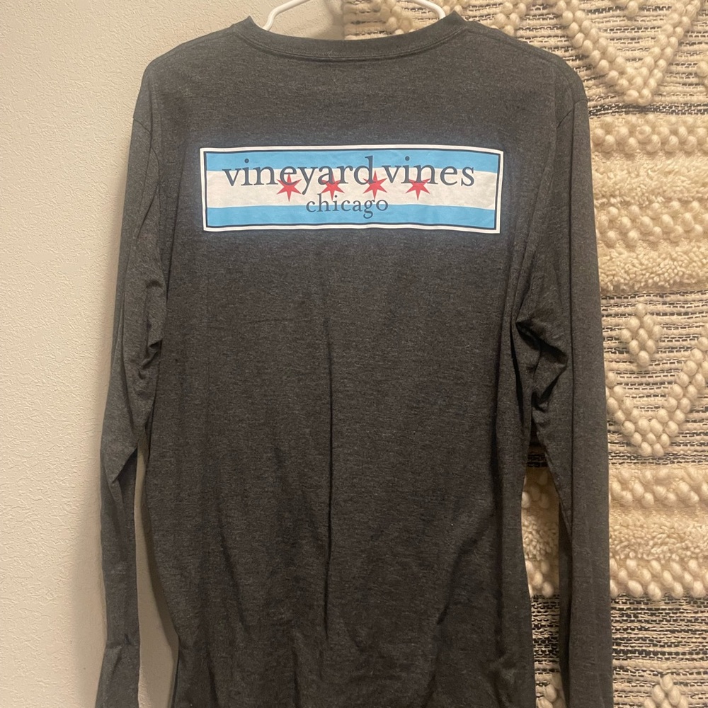 Dark grey long sleeved vineyard vines Chicago tee